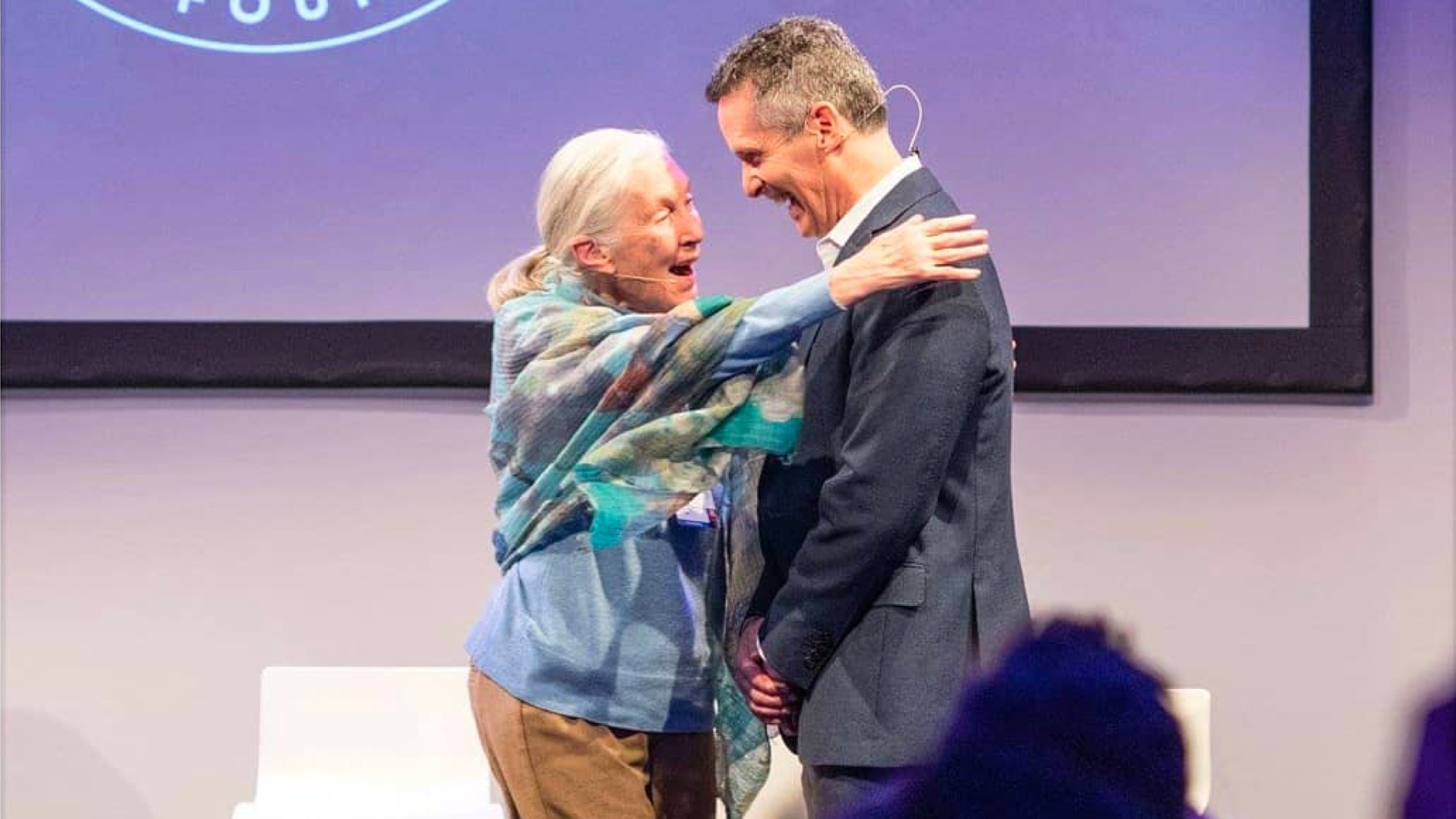 Jane Goodall embrasse Dan Springer