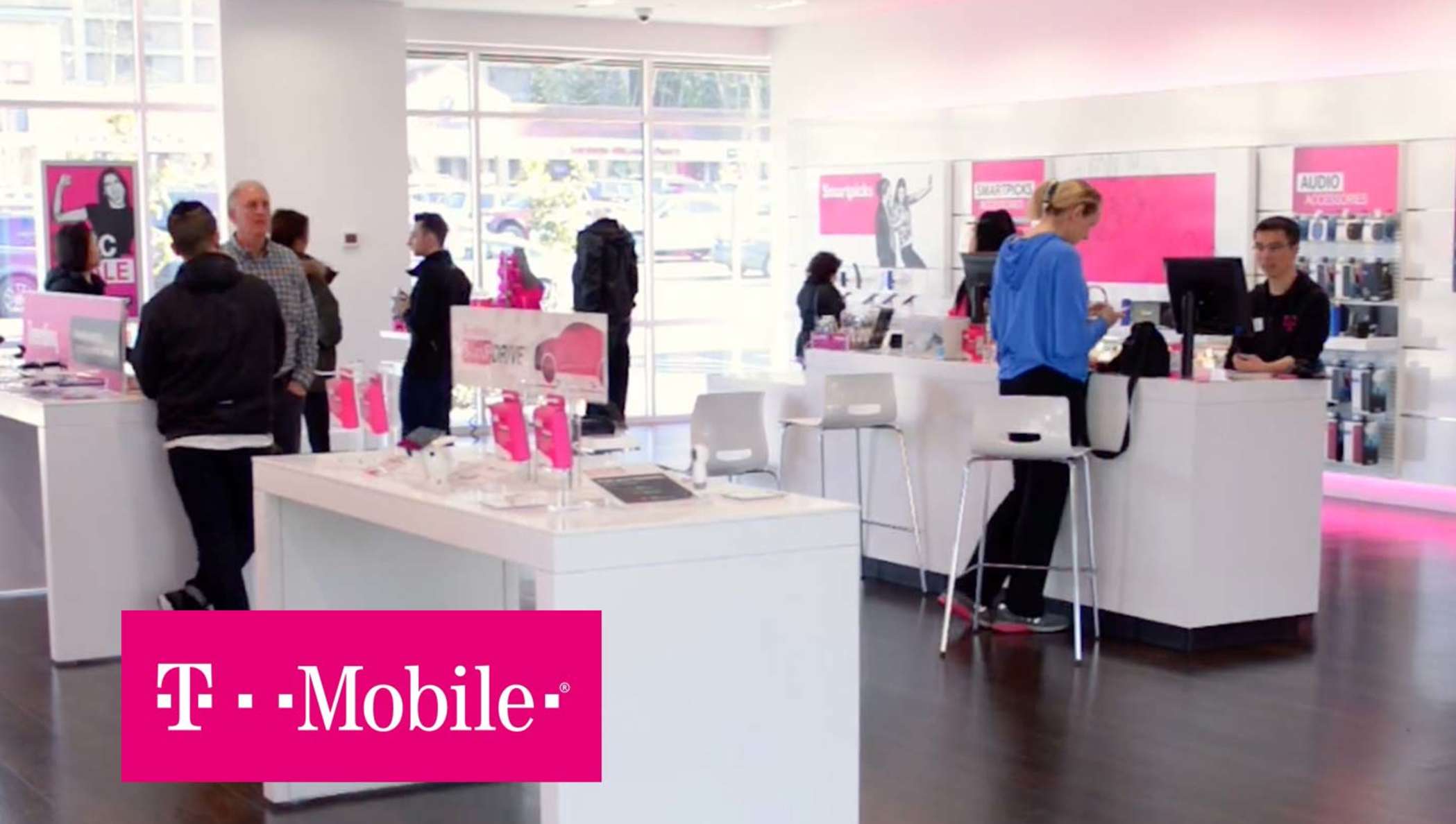 Un magasin T-Mobile avec des employés qui aident les clients.